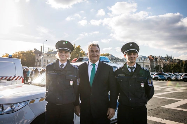 A Teréz körúti robbantás sérültjeivel fotózkodott Orbán