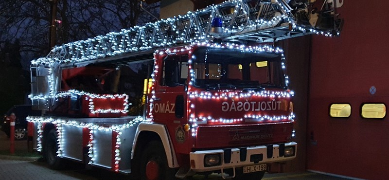 Látványos karácsonyi díszbe öltözött egy pomázi tűzoltóautó