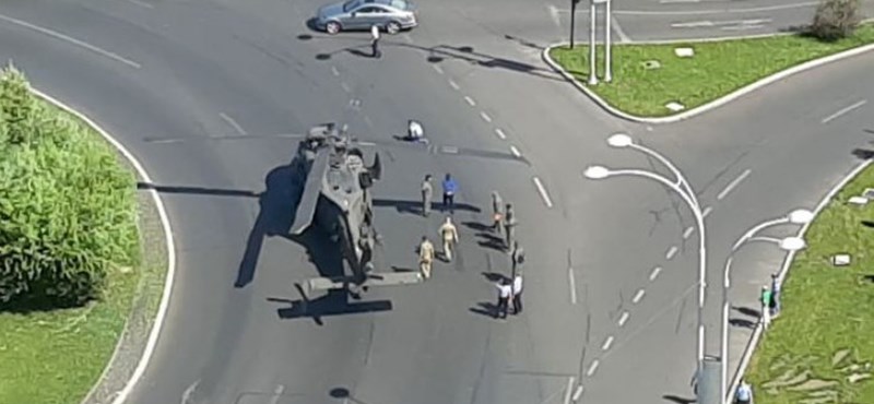 Un helicóptero militar estadounidense realiza un aterrizaje de emergencia en una rotonda en el centro de Bucarest - video