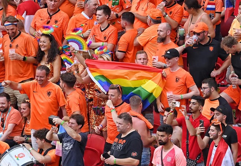 La UEFA se niega a prohibir las banderas arcoíris en la competición holandés-checa