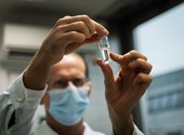 A Covid-vakcina gyors kifejlesztése az év tudományos áttörése a Science szerint