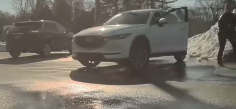 Elindult magától a Tesla, egy másik autós azt hitte elszabadult és megpróbálta megállítani