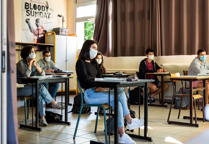 Booth: ¿A qué escuela asistió alguien y convenció a los niños para que se volvieran homosexuales?