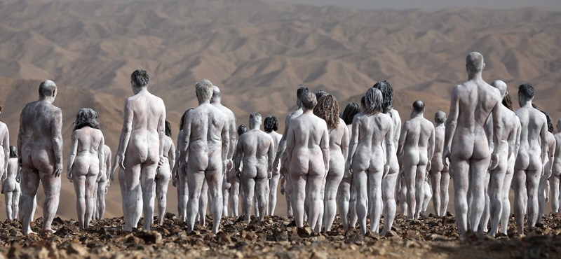 Imágenes de muchos hombres desnudos para proteger el Mar Muerto