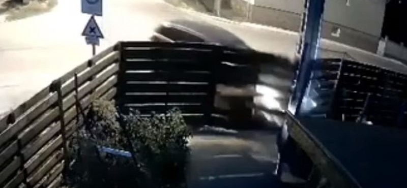Videó: Családi ház udvarára tört be egy autó Tatabányán