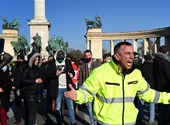 Hétfőn is volt tüntetés a Hősök terén, a rendőrség megbírságolta a résztvevőket
