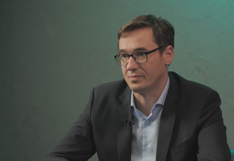En cuestión, la invitada de András Bárdos es Gergely Karácsony: 