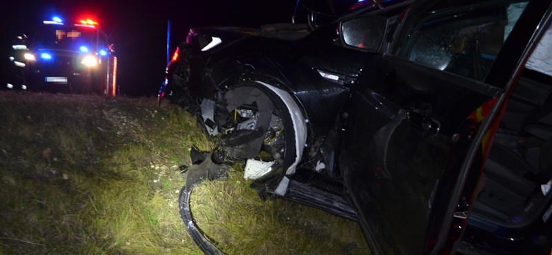 He flew in a roundabout to a car at high speed in Balatonakarattya - video