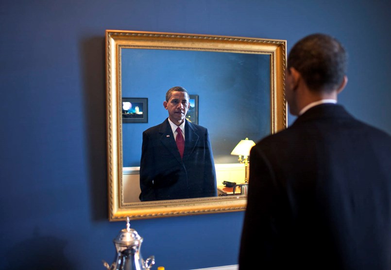 Vajon mi lát Barack Obama, ha a tükörbe néz?