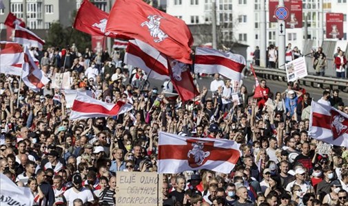 Hundreds of thousands march to Lukashenko's residence, police fire warning shots