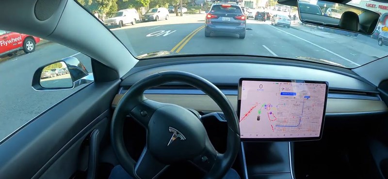 Videó: Így trükközik a Tesla Autopilot, amikor nagyon szűk a hely a forgalomban