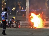 Grosjean's car turned into a fireball after the start of the Bahrain Grand Prix - video