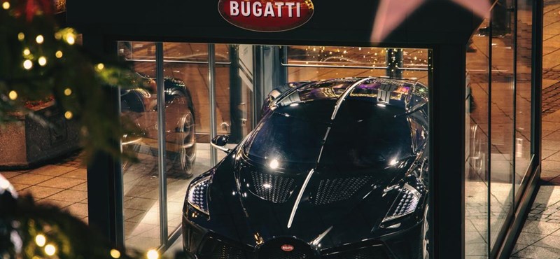 Üvegbúra alatt tartják egy francia városka főterén a Bugatti 5 milliárd forintos autóját