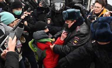 Rendőrök zavarják szét a Putyin ellen tüntetőket, Navalnij feleségét is elvitte a karhatalom