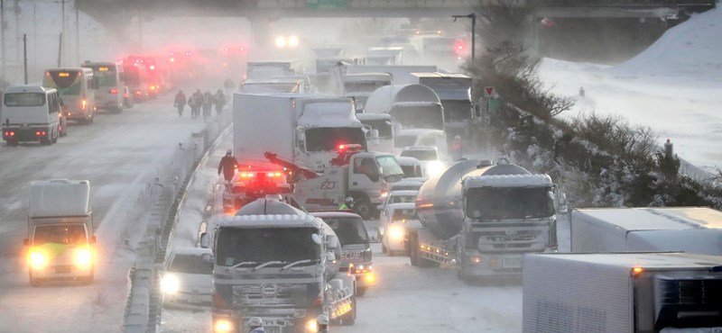 130 jármű rohant egymásba egy japán hóviharban