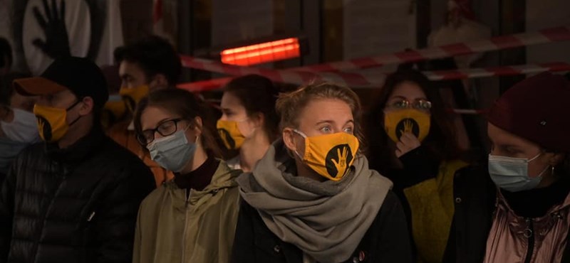 Blokád vagy oszlatás? Élő tudósítás az SZFE mai sajtótájékoztatójáról