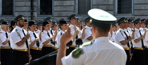 Eduline Hu Felsooktatas Letettek A Tiszti Eskut A Nemzeti Kozszolgalati Egyetem Elso Vegzosei