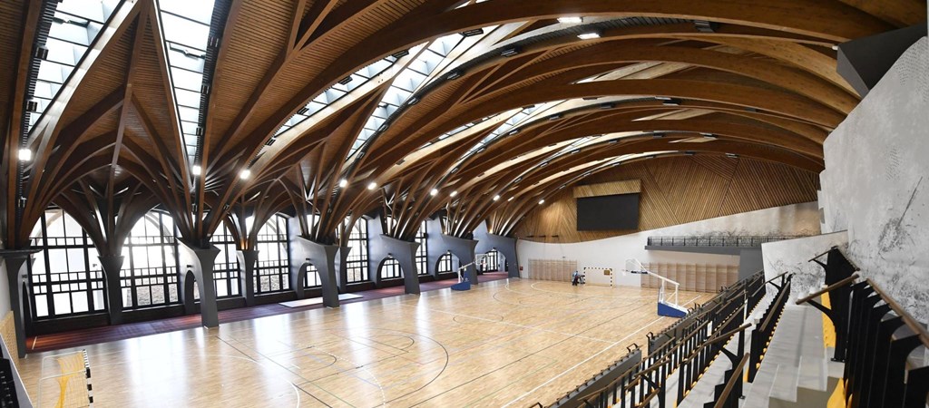 Vállalkozás: Lélegzetelállító Makovecz-stílusú sportcsarnok épült Felcsúton  6 milliárdból | hvg.hu