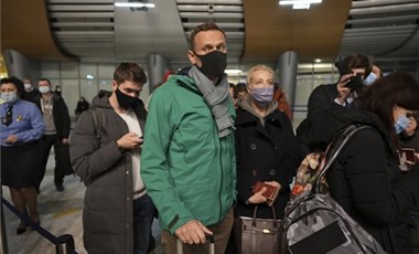 Hazaérkezése után azonnal letartóztatták Navalnijt az orosz hatóságok