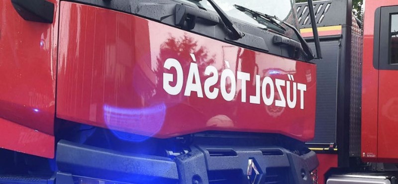 Épületbe csapódott egy autó hajnalban a XV. kerületben