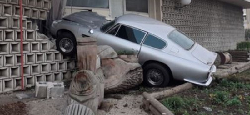 Szuperritka Aston Martin DB6-ot törtek össze egy rendőrségi üldözésben