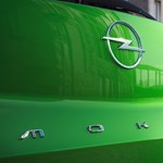 Az Opel villámos logója is hozzáidomul az új világhoz