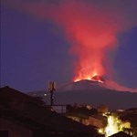 There was a strong earthquake in Sicily, lava flows from Mount Etna