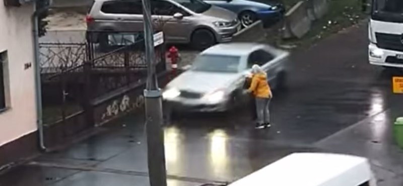 Videó: A járdán száguldott végig a dugó miatt egy Mercedes Soroksáron 