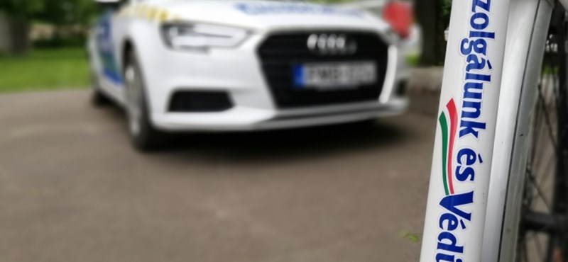 Fának csapódott egy Volánbusz Lőrinciben, kettészelte az elejét a törzse