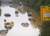 La heredera de Merkel que se ríe de su visita a las inundaciones tiene algo más en su cuenta