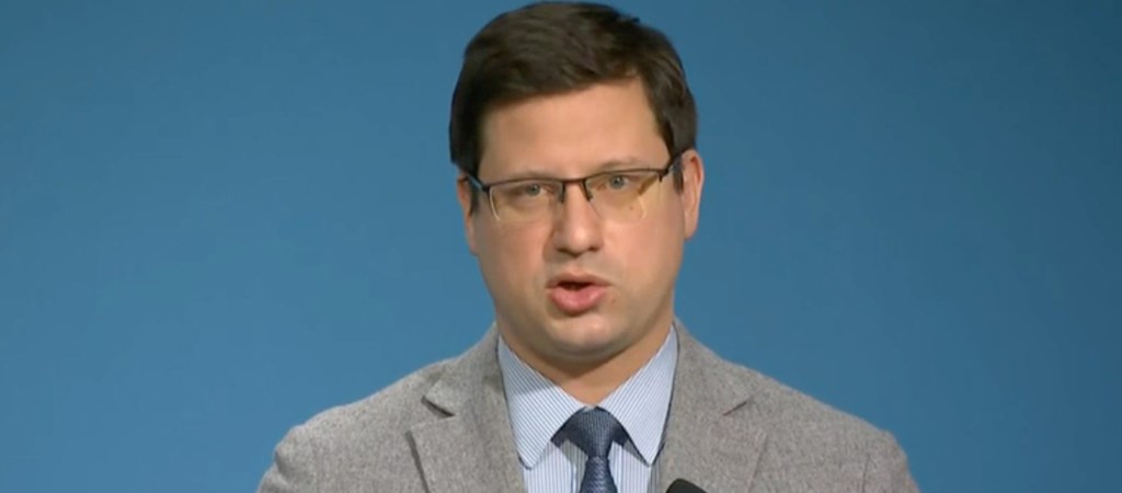 Itthon Gulyas Gergely Feljelenti A Lapokat Amelyek Azt Irtak Hogy Koncz Zsofiaval Van Viszonya Hvg Hu