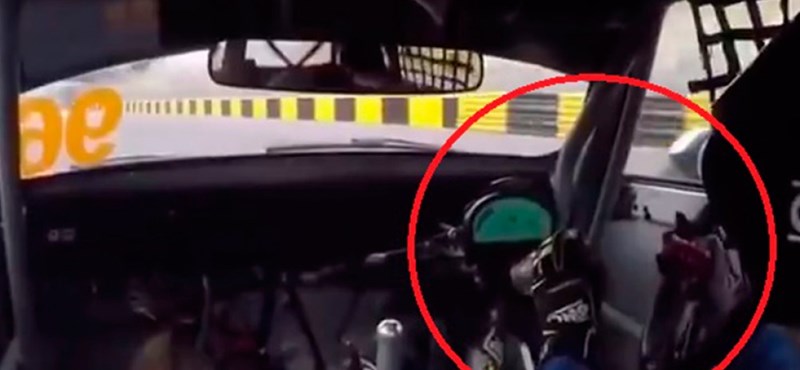 Menet közben esett le a kormánya egy autóversenyzőnek ? videó